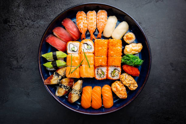 ensemble de sushi et maki - prepared shrimp seafood sauces herb photos et images de collection