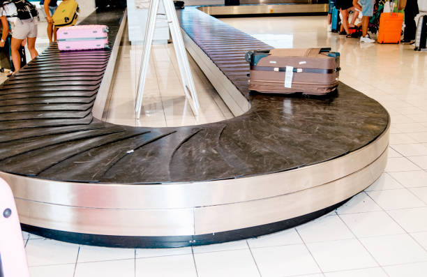 track for baggage in airport. empty black belt conveyor for transport luggage. - pista de aeroporto imagens e fotografias de stock