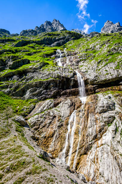 famoso hoellental vicino al monte zugspitze in baviera - waxenstein foto e immagini stock