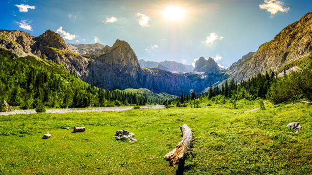 famoso hoellental vicino al monte zugspitze in baviera - waxenstein foto e immagini stock