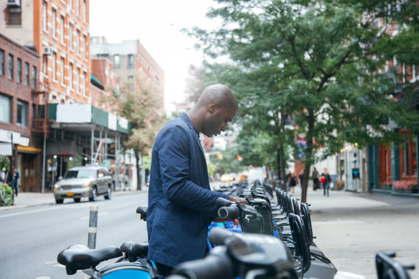 hombre de negocios casual en nueva york - bikeshare fotografías e imágenes de stock