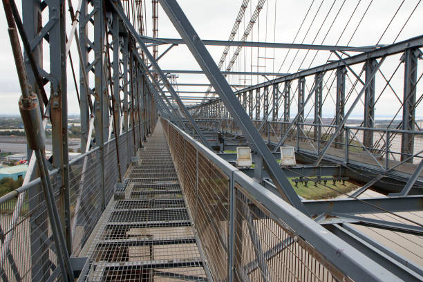 newport transporter bridge qui traverse la rivière usk dans le sud du pays de galles - river usk photos et images de collection