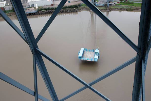 newport transporter bridge qui traverse la rivière usk dans le sud du pays de galles - river usk photos et images de collection