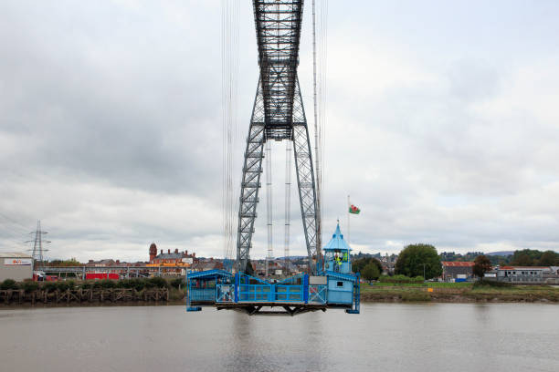 newport transporter bridge qui traverse la rivière usk dans le sud du pays de galles - river usk photos et images de collection