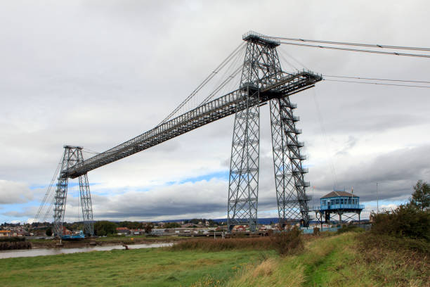 мост транспортер в ньюпорте, который пересекает реку уск на юге уэльса - river usk стоковые фото и изображения
