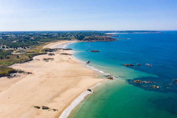 spiaggia di sands d'or vicino a cap frehel in bretagna francia - frehal foto e immagini stock