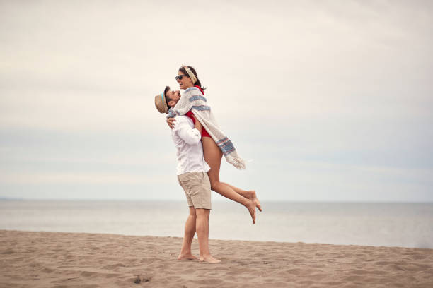 młoda para zakochana bawi się na plaży - beach couple satisfaction playing zdjęcia i obrazy z banku zdjęć