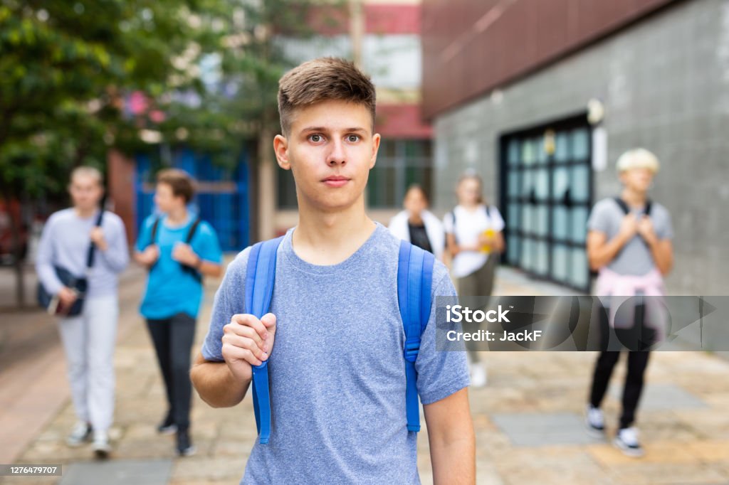 Chàng Trai Trẻ Đẹp Trai Đi Học Đại Học Xuống Phố Thành Phố Hình ...