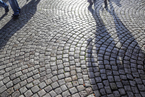 gros plan détaillé sur les vieilles routes et les passerelles pavées historiques - paving stone cobblestone road old photos et images de collection