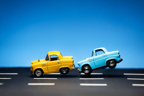 de blauwe auto raakt aan gele auto van achter. - speelgoedauto stockfoto's en -beelden