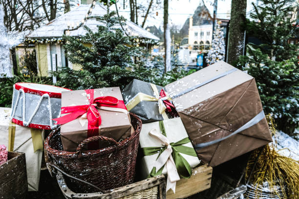 nahaufnahme von einem santa-schlitten voller geschenk-boxen und geschenke für kinder aufregung. - anticipation outdoors close up nobody stock-fotos und bilder