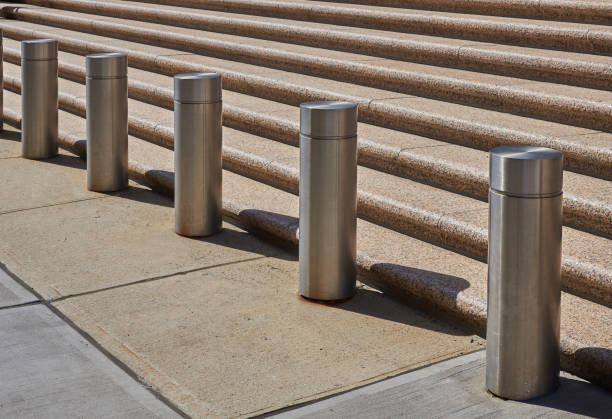 bolardos de acero inoxidable protegen un edificio de oficinas en el bajo manhattan, nueva york - lower manhattan fotos fotografías e imágenes de stock