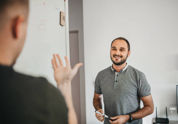 ein geschäftsmann verwendet ein whiteboard - role play stock-fotos und bilder