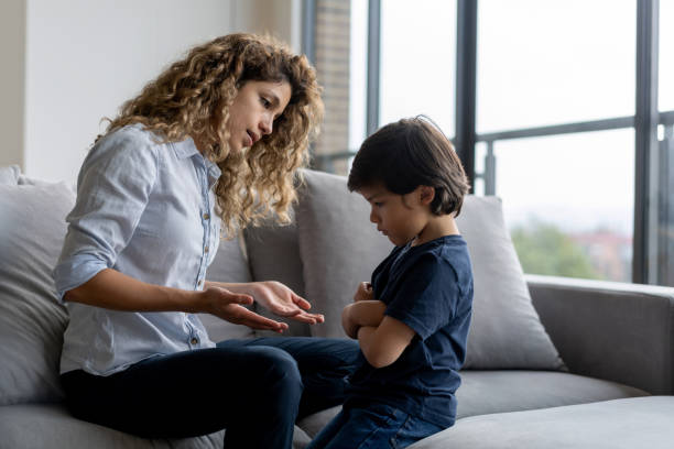 chłopiec o furii w domu i matka próbuje z nim porozmawiać - child discussion parent talking zdjęcia i obrazy z banku zdjęć