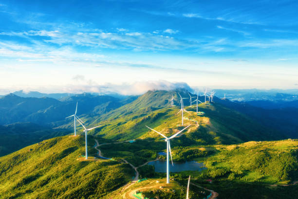 grandes áreas de energía eólica en las montañas - energía de viento fotografías e imágenes de stock