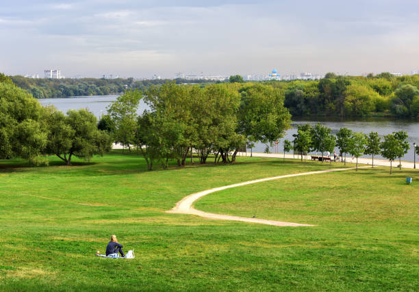 コロメンスコエ公園からモスクワ川の谷 - kolomenskoye ストックフォトと画像