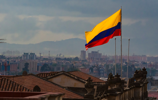 Bandera colombiana con vistas al centro de Bogotá photo