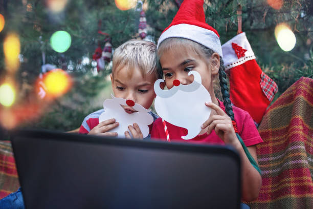neue normale online-weihnachtsfeier. kinder feiern mit der familie per video-chat - christmas shopping internet family stock-fotos und bilder