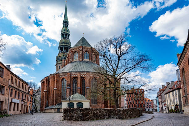 церковь святого петра в риге, латвия - st peters basilica стоковые фото и изображения