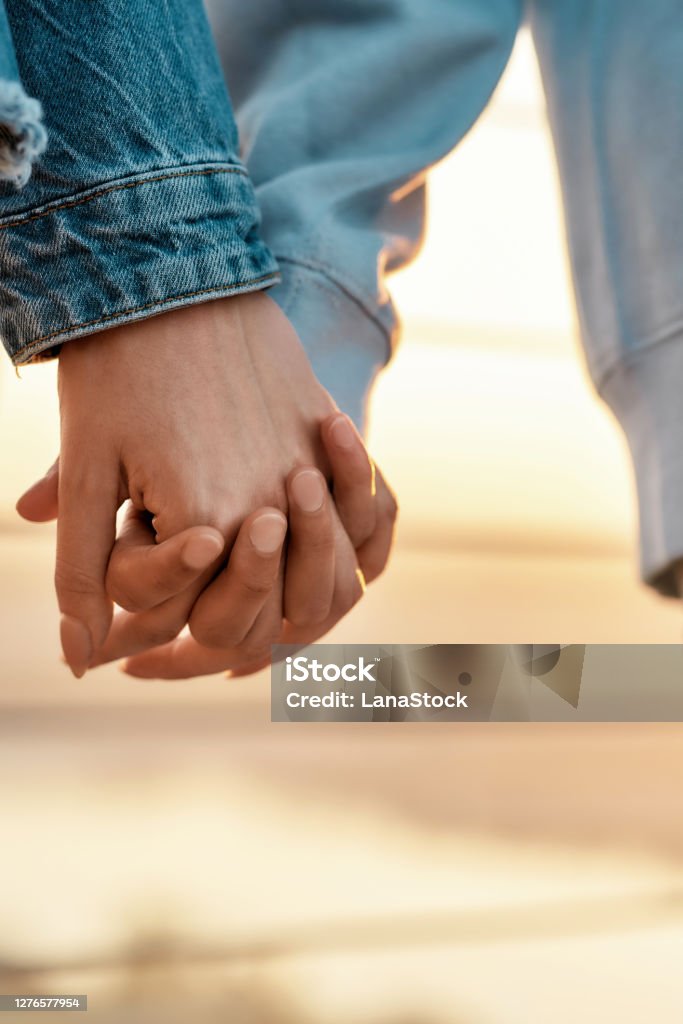 Đồng tính nữ cũng có thể có những khoảnh khắc vô cùng lãng mạn. Hãy xem hình ảnh này của cặp đôi tình nhân nắm tay để cảm nhận được sự yêu thương đích thực của họ. Nếu bạn là người ủng hộ tình yêu đồng tính, thì bức ảnh này chắc chắn sẽ khiến bạn cảm thấy ấm lòng.