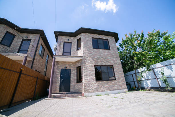 exterior of a large two story brick residential home containing plenty of copy space, - front stoop imagens e fotografias de stock