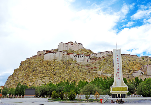 The Gyantse fortress (or dzong) was built at the end of the XIV century on a mountain overlooking Gyantse, with the objective of controlling and protecting the common ways to Lhasa. It is famous in particular because it is here that the Tibetans tried heroically to defend their country against the British invasion of 1903-1904. To remember their sacrifice, a Monument to the Heroes has been built, as shown on the photo's right side.