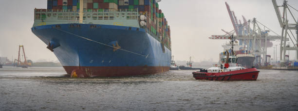 cargo ship in the harbor of hamburg at rainy weather - hamburg germany harbor cargo container commercial dock imagens e fotografias de stock