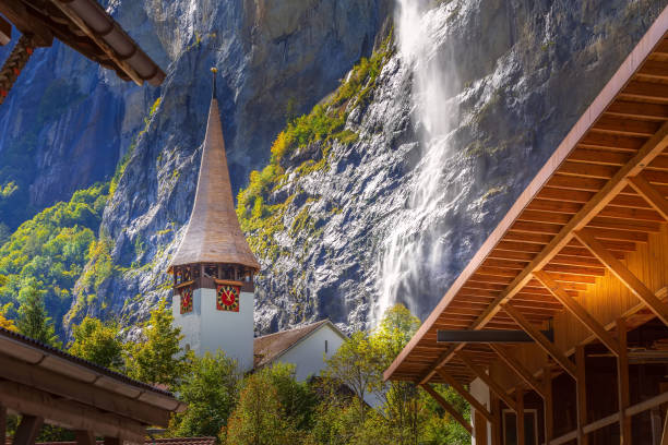 lauterbrunnen waterfall, staubbach, switzerland - jungfrau waterfall tree nature imagens e fotografias de stock