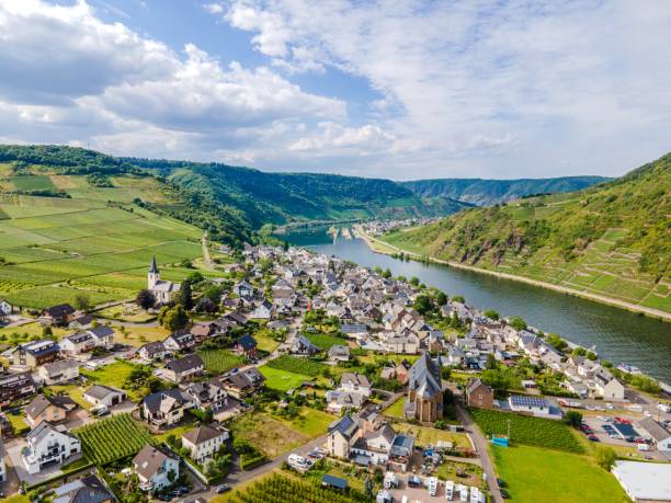 burg metternich en la ciudad de beilstein en mosela, río mosela. renania-palatinado, alemania. - trier fotografías e imágenes de stock