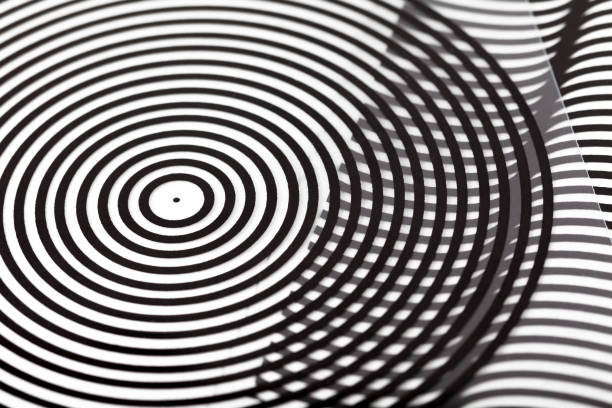 ilusiones ópticas, escanee, animación de barrera-cuadrícula simple lámina diapositivas abstractas artesas diapositivas transparentes, formas geométricas patrón circular. textura de fondo de círculo blanco y negro, barras negras - animating fotografías e imágenes de stock