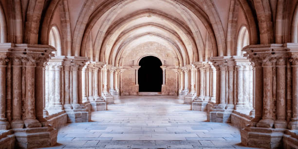 солнечный готический коридор собора двор. обои - gothic style castle church arch стоковые фото и изображения