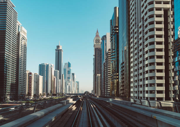 moderne wolkenkratzer gebäude in dubai downtown, vae. - water architecture train united arab emirates stock-fotos und bilder