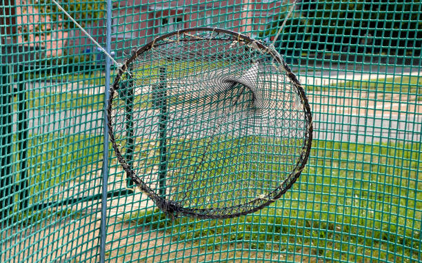 un campo de minigolf en el parque con obstáculos de acero inoxidable y una trampa de bolas en forma de telaraña en una bola en forma de embudo para atrapar las pelotas de golf detrás del obstáculo. juego de puntos por debajo de par o por encima del par - funnel shaped fotografías e imágenes de stock