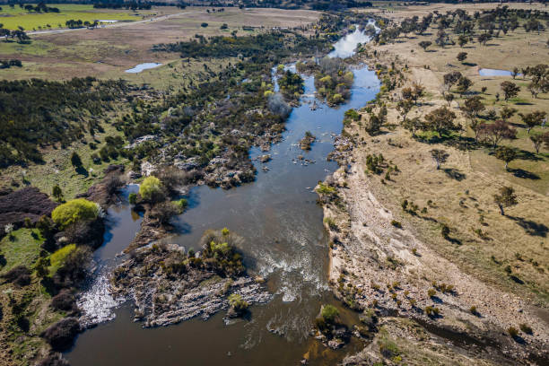 murrumbidgee river fließt in richtung point hut crossing - gurgling stock-fotos und bilder