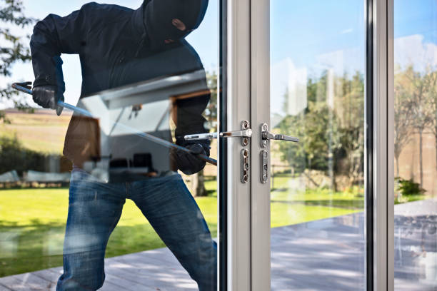 взломщик ворвался в дом через окно с ломом - burglary broken window door стоковые фото и изображения