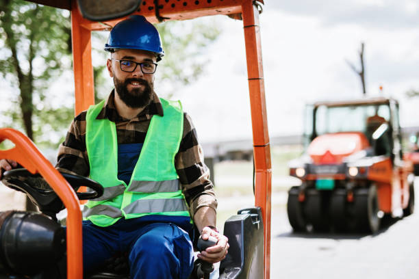 дорожно-строительный работник на работе - construction safety mid adult men road construction стоковые фото и изображения