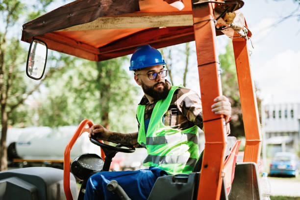 operaio edile su strada sul posto di lavoro - construction safety mid adult men road construction foto e immagini stock