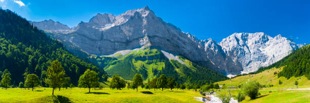 panoramic landscape at karwendel mountains - chaîne des karwendel photos et images de collection