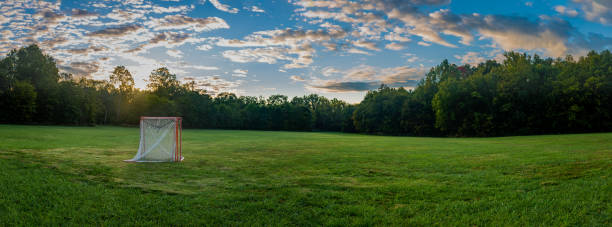 panorama d’un champ de pelouse avec des buts de crosse stockés et enfermés ensemble dans le parc des vétérans à lexington, ky usa pendant le lever du soleil - la crosse photos et images de collection