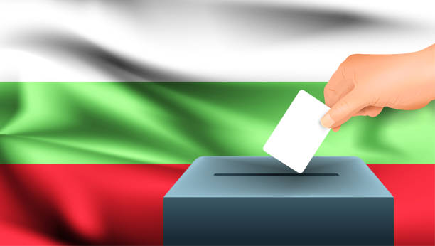 męska ręka kładzie białą kartkę papieru ze znakiem jako symbolem karty do głosowania na tle flagi bułgarii. bułgaria symbolem wyborów - opposition party stock illustrations