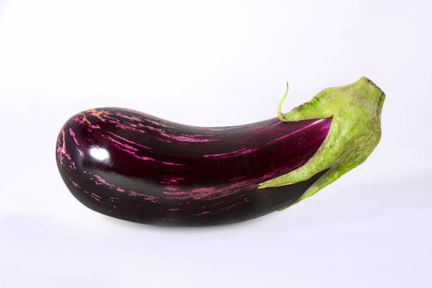 エッグプラントに白背景 - eggplant cut out vegetable food ストックフォトと画像