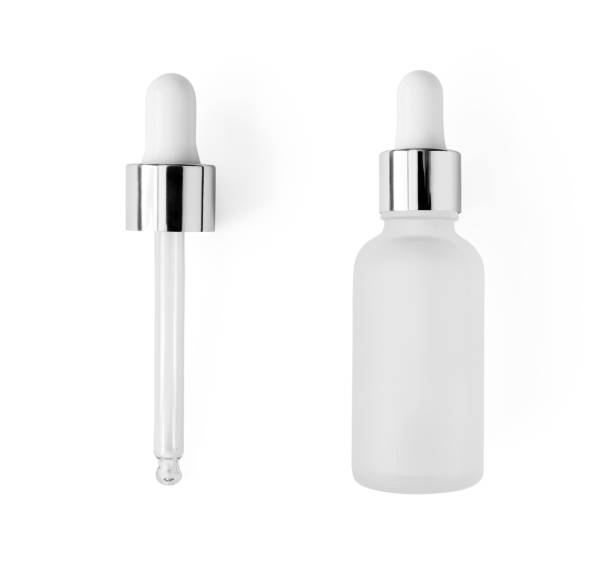 bouteille de sérum avec pipette isolée sur le fond blanc, vue supérieure. récipient en verre givré de plan rapproché pour le produit de beauté de soin de peau, ci-dessus.
aromathérapie, essence ou parfum blanc - pipette photos et images de collection