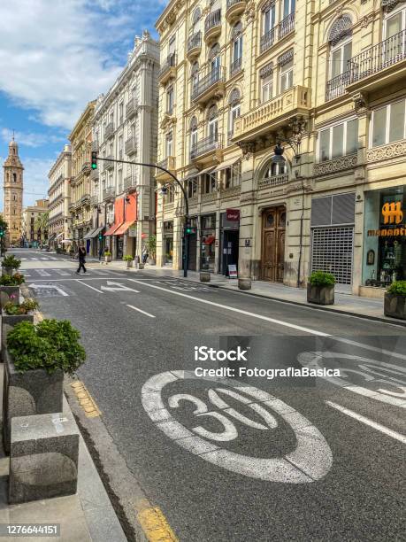 La Calle De La Paz En El Centro De Valencia España Foto de stock y más banco de imágenes de Número 30