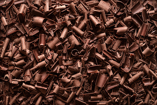 Fondo de piezas de chocolate. Vista superior de las virutas de chocolate photo