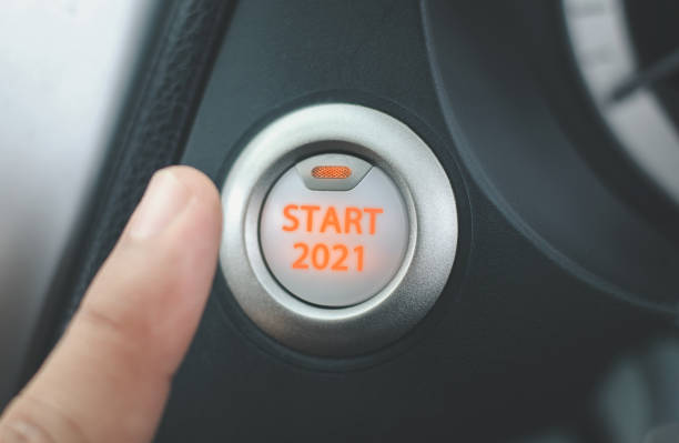 il dito preme il pulsante di avvio 2021 nel concetto di iniziare il nuovo anno - beginnings car engine ignition foto e immagini stock