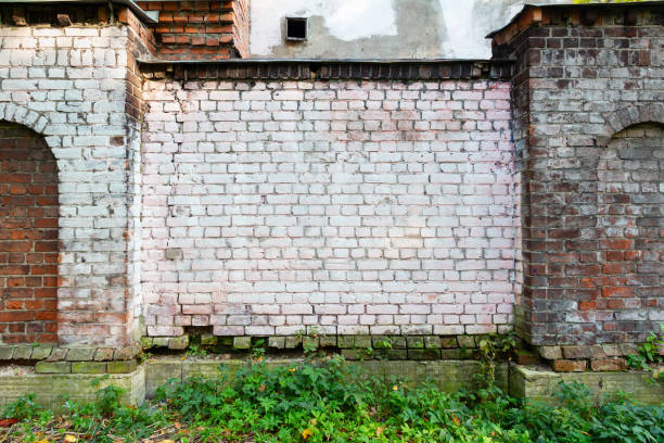 istock Old brick fence with columns and blind arches 1276655151