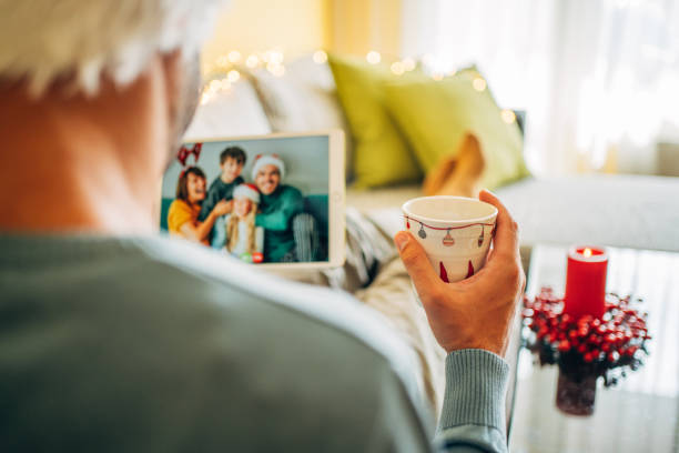 freunde/familie in weihnachten videoanruf. - communication discussion coffee christmas stock-fotos und bilder