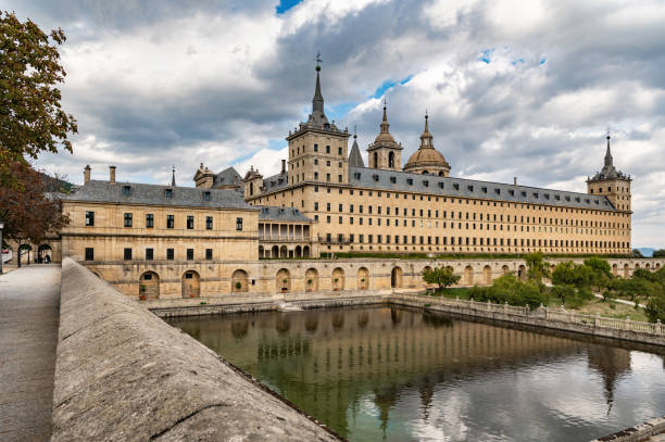 Royal Palace of El Escorial in Madrid San Lorenzo de El Escorial, Madrid, Spain - September 22, 2020: El Escorial palace is one of the most beautiful places in the interior of Spain slag heap stock pictures, royalty-free photos & images