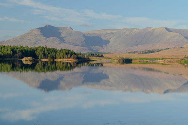 paysage de la nature, connemara, irlande, lough inagh, lacs avec des montagnes à l’arrière-plan. - national park day yellow republic of ireland photos et images de collection