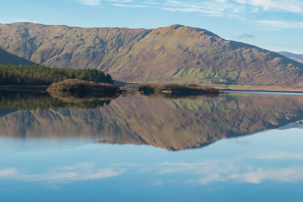 paysage de la nature, connemara, irlande, lough inagh, lacs avec des montagnes à l’arrière-plan. - national park day yellow republic of ireland photos et images de collection